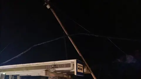 Farola caída en Punta Mujeres.