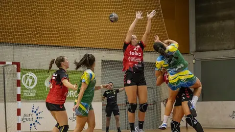 Imagen de archivo de Brenda Roger realizando un lanzamiento.