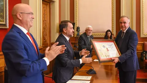 El alcalde de Santa Cruz entregó la distinción a Mamerto Cabrera