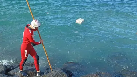 Uno de los bomberos ayudando en la maniobra de rescate del barco