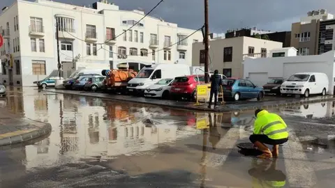 Imagen de una de las habituales actuaciones por lluvias en Arrecife