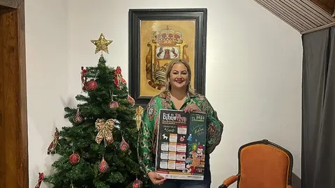 Sara Bermúdez presentando el cartel de BiblioViva en diciembre.