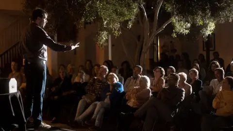 Héctor Urién contando El Quijote en la Casa José Saramago