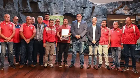 Entrega de medalla de oro a representantes del CF San Bartolomé.