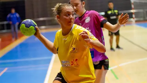 Imagen de una jugadora del Puerto del Carmen realizando un lanzamiento.