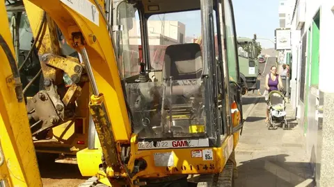 Una máquina trabajando en la zona de las viviendas afectadas del barrio de Titerroy