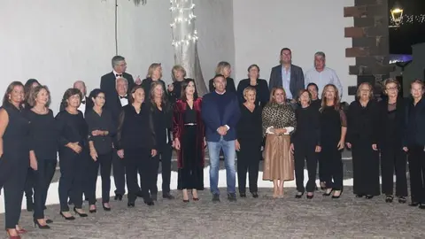 El alcalde de Teguise estuvo con los vecinos y con la coral en el arranque de las festividades de diciembre