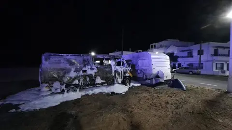 Furgoneta calcinada en Famara.