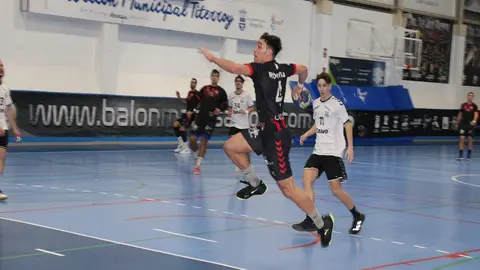 Rafa Robayna realizando un lanzamiento durante el partido.