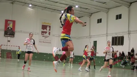 Jugadora del Zonzamas realizando un lanzamiento.