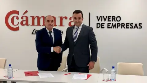 José Valle (dcha), presidente de la Cámara de Comercio de
Lanzarote y La Graciosa.