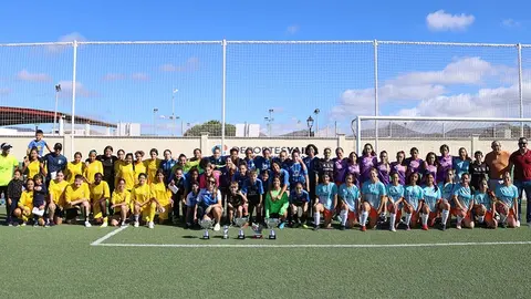 Foto de familia del I Triangular de Fútbol Femenino Deportes Yaiza