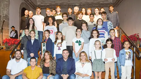 Imagen de los jóvenes timplistas junto a los componentes del Gobierno de Teguise.