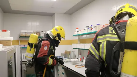 Imagen de los bomberos durante el simulacro.