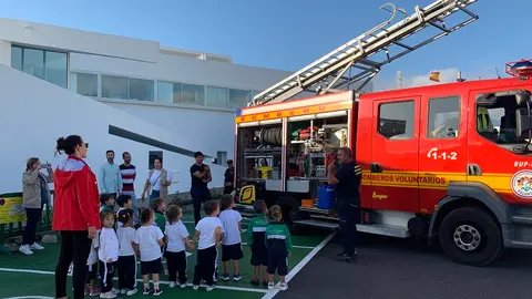 Niños del CEIP Alcalde Rafael Cedrés participando en la campaña Conoce el 112 desde tu cole.