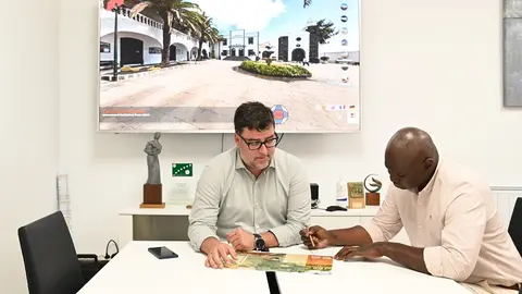 El alcalde de San Bartolomé trabajando en la elaboración de las imagenes 360 del municipio.