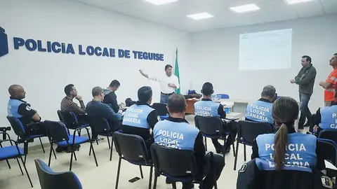 Charla sobre protección animal a la Policía Local de Teguise.