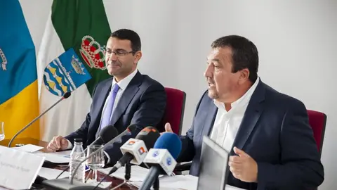 Miguel Ángel Jiménez, concejal de Hacienda (derecha), en una rueda de prensa.