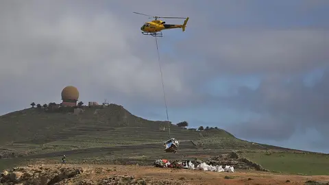 Helicoptero retirando uno de los vehículos.