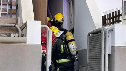 Los bomberos del Consorcio entrando en la vivienda afectada por el fuego.