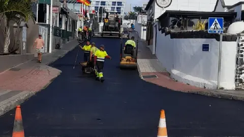 Obras de asfaltado en la calle Doramas.