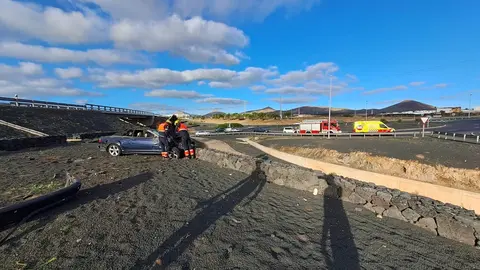 Imagen de los bomberos del Consorcio de Seguridad y Emergencias desconectando la batería del coche.