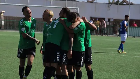 Imagen feliz de los jugadores tras marcar un gol