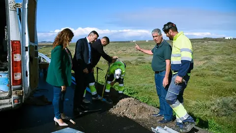 El alcalde de Teguise, Oswaldo Betancort, acudió por la mañana a comprobar cómo se encuentran los trabajos de la carretera.