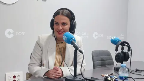 Migdalia Machín en el estudio de Crónicas Radio.