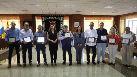 Imagen de la presidenta del Cabildo con los trabajadores reconocidos