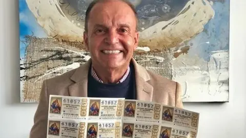 El alcalde deTinajo con los décimos que ha comprado.