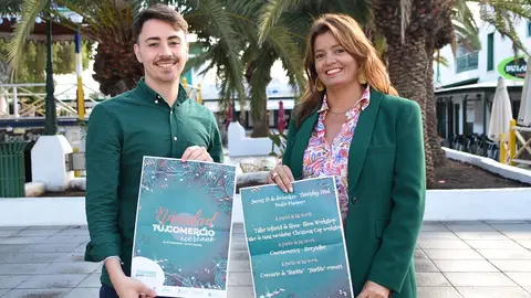 Olivia Duque presentando el cartel.