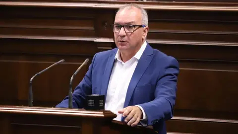 Luis Campos en el Parlamento de Canarias.
