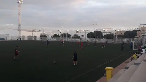 Imagen de un domingo cualquiera con un montón de gente joven jugando en el campo y otro montón todavía más numeroso esperando para poder jugar.