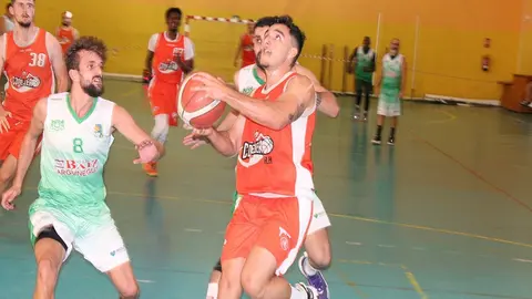 Imagen de archivo de un jugador del Aloe Plus Conejero entrando a canasta.