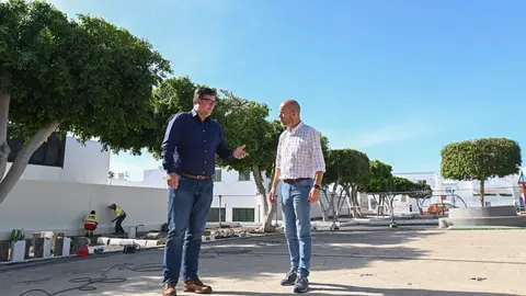 Isidro Pérez y Raúl de León en un parque de San Bartolomé.