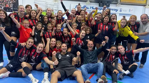 Jugadoras del San José Obrero celebrando su victoria en el derbi.