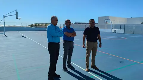 Imagen de José Juan Cruz y Sergio García en una de las infraestrucuras deportivas.
