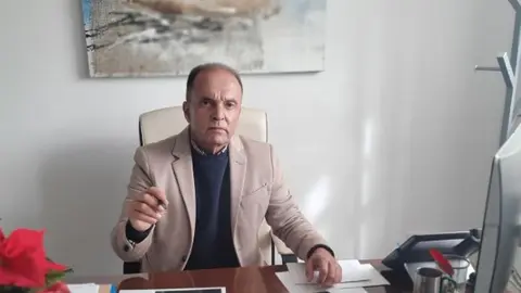 Jesús Machín en su despacho de Tinajo