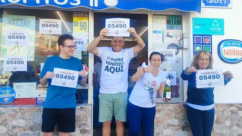 Imagen de la gente de la Administración donde se ha repartido El Gordo en Arrecife.