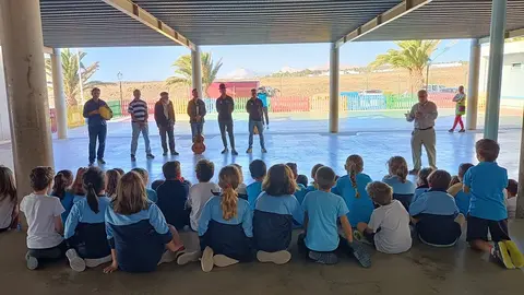 Visita de parte de los integrantes del Rancho al colegio de Costa Teguise.