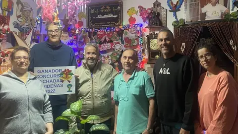 Imagen del ganador, Carmelo Padrón, con los integrantes del jurado.