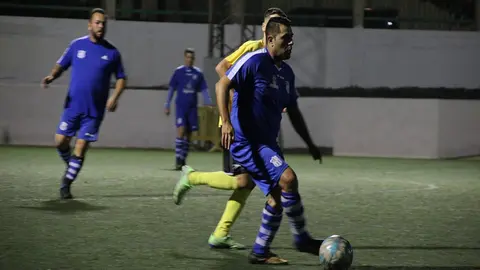 Jugador del CD Arrecife controlando el balón.