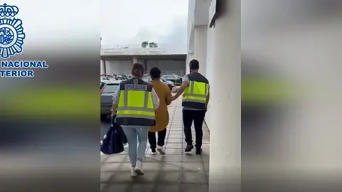 Imagen de los agentes de la Policía Nacional realizando la detención en el Aeropuerto César Manrique.