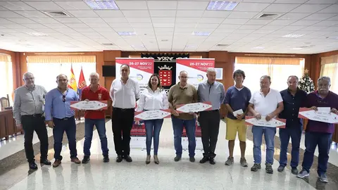 María Dolores Corujo, Ándres Stinga y José Juan Cruz haciendo entrega a los clubes deportivos de Tías de la recaudación obtenida por la venta de de bebida en el I Festival de las Cocinas Volcánicas.