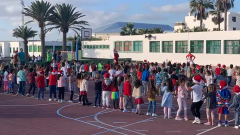 Imagen del baile navideño en un colegio de Tías.