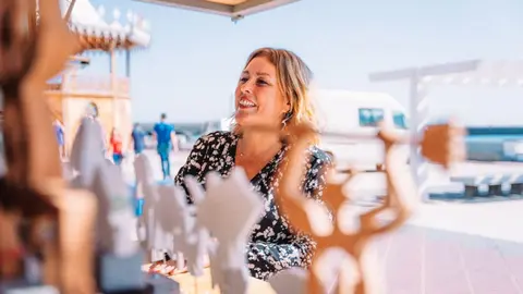 Astrid Pérez en la inauguración del mercadillo de Navidad.