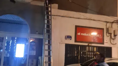 Bomberos durante su actuación con el poste de telefonía.