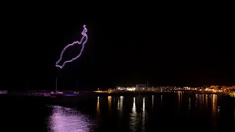 Imagen de los drones durante la exhibición.