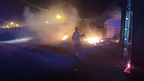 Imagen de los bomberos sofocando el fuego.